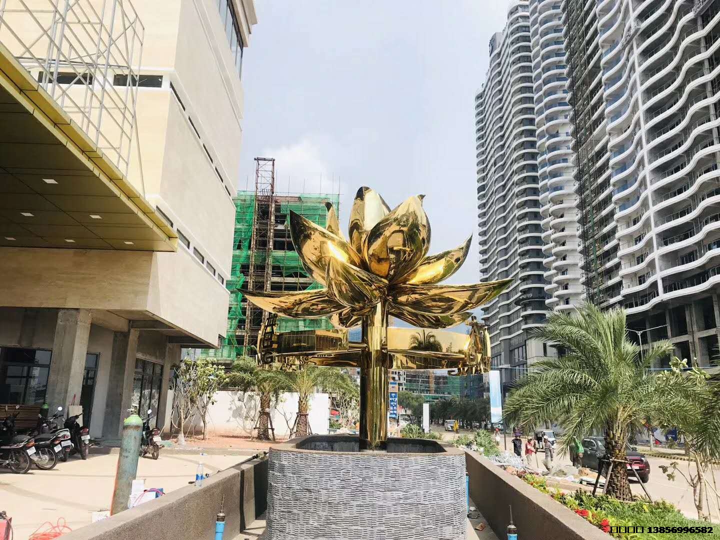 西哈努克大西港金花雕刻，高6米不銹鋼銅板雕塑制作。非常美麗大方。從設(shè)計到完工歷時2個月.jpg